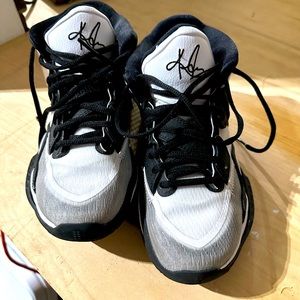 Kyrie Irving basketball shoes. Size 6 Men’s used maybe 3 times on inside court.